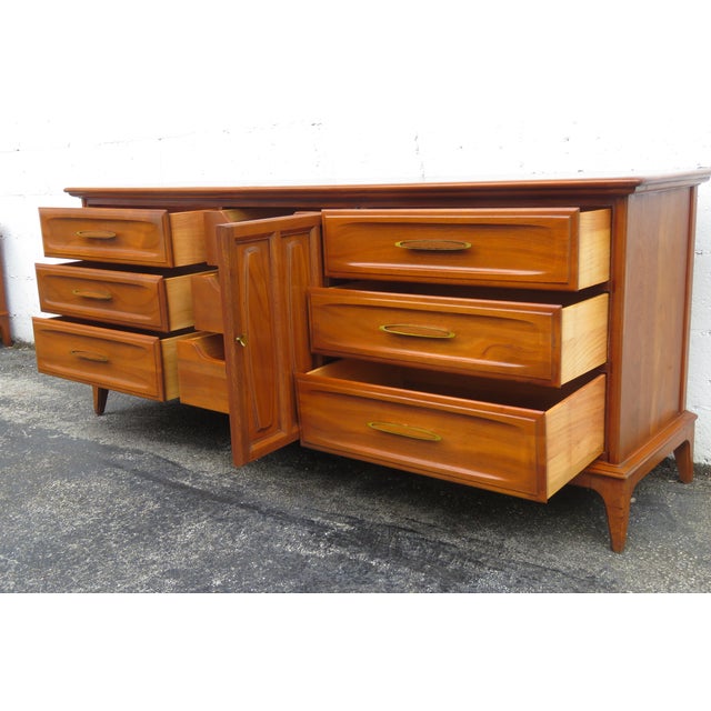 Mid 20th Century Modern Long Dresser Sideboard Bathroom Vanity 6221 For Sale - Image 12 of 18