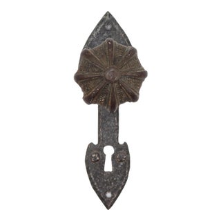 Early 20th Century Arts & Crafts Cast Iron Dummy Single Door Knob Set With Plate For Sale