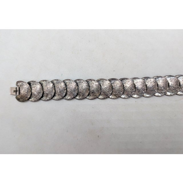 Vintage 1950s Signed Napier Silvertone Etched Stars & Clouds Round Link Bracelet For Sale In Philadelphia - Image 6 of 9