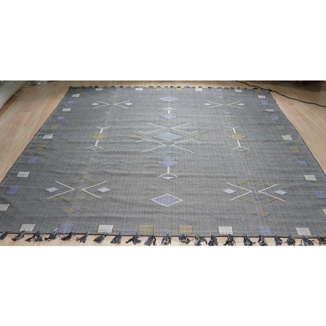 This gray cotton rug features a durable flat weave construction in a classic Kilim style. Handcrafted in India, it serves...