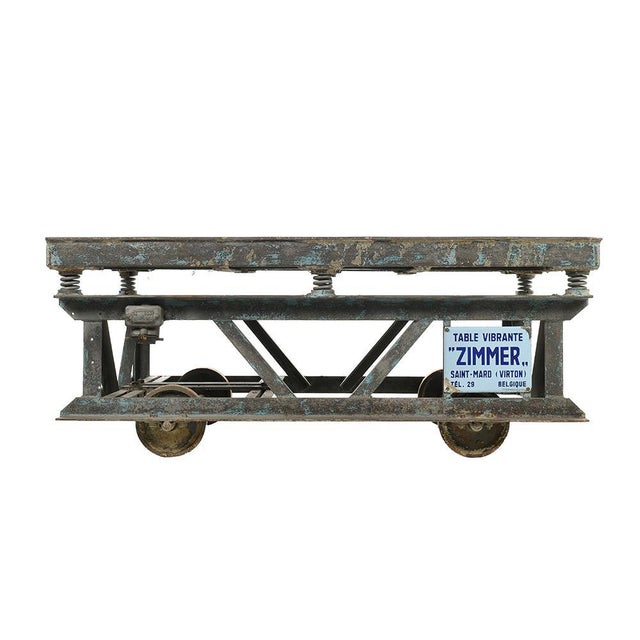 Vintage Vibrating Table, in Good conditions. Designed before 1890 This piece is designed in the style of the selected...