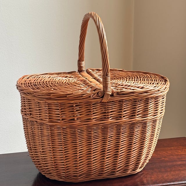 Offering a gorgeous rustice European-style wicker picnic / market basket. It features an unusual oval shape, pretty French...