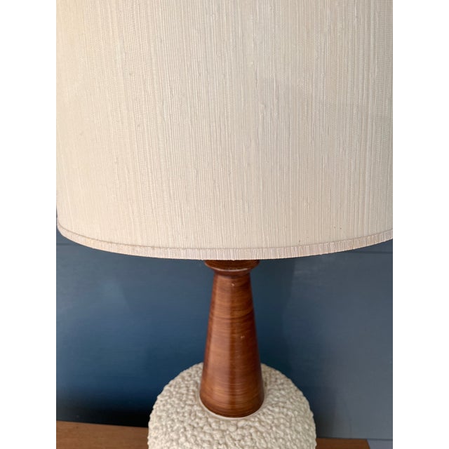 1960s Mid-Century ModernFortune Lamp Co. Ceramic Popcorn Texture Table Lamp With Original Shade For Sale In Denver - Image 6 of 7