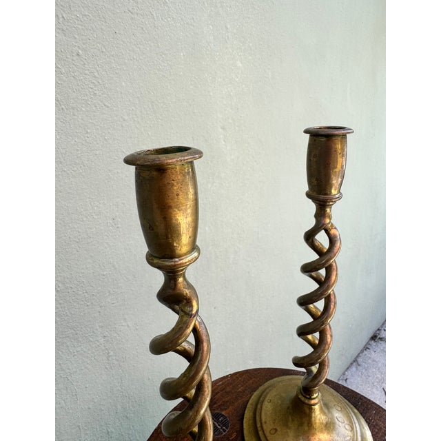 Early 20th Century Antique English Barley Twist Brass Candlesticks, a Pair — Georgian Hollywood Regency For Sale - Image 5 of 10