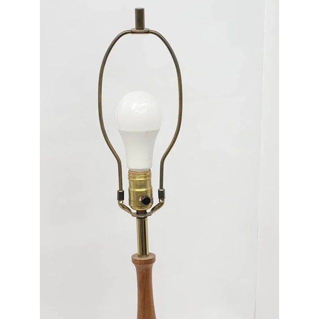 Mid-Century Laurel Walnut & Gold Chrome Table Lamp • Sculptural Teardrop Brass Lamp For Sale - Image 11 of 12