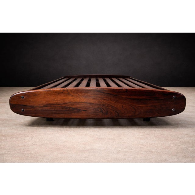 Mid-Century Modern Sergio Rodrigues Rosewood Daybed in Taupe Boucle, Brazil, 1960s For Sale - Image 3 of 17