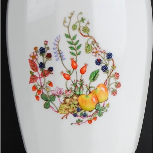 Classic and elegant, this vintage Aynsley vase from the Somerset collection showcases the fine craftsmanship and timeless...