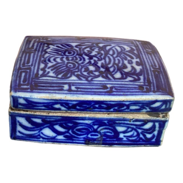 Late 18th Century Ching Dynasty Blue and White Porcelain Box For Sale