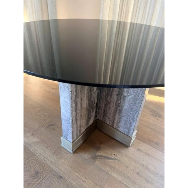 Elegant Vanguard Stafford Dining Table This is a sophisticated round dining table featuring a sleek black glass top paired...