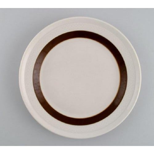 Olle Alberius for Rörstrand. Seven Forma lunch plates in glazed stoneware. Dated 1967-1981. Diameter: 21.5 cm. In...