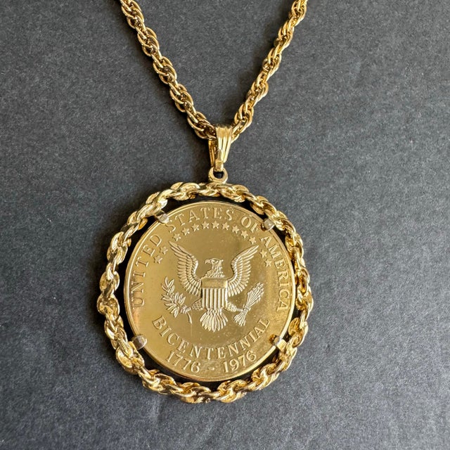 Vintage Gold Coin Necklace Bicentennial 1776-1976 Rope Chain Estate Jewelry For Sale - Image 4 of 8