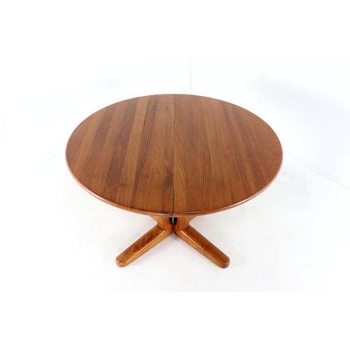 The ‘Sindal’ model is a beautiful round vintage table, designed in the Danish style, which extends twice. Its warm colour,...