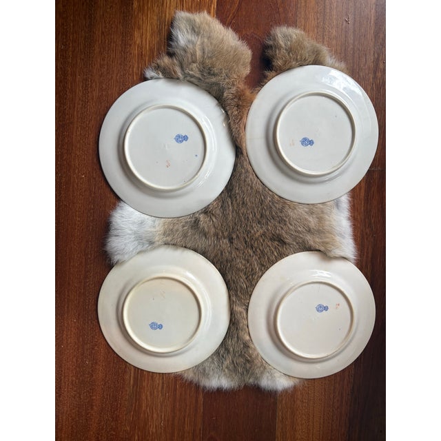 Late 19th Century Late Victorian Era Minton English Bone China "Chrysanthemum" Plates - Set of 4 W/ Gold Rim For Sale - Image 5 of 5