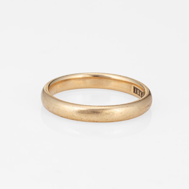 Elegant antique Art Deco ring (circa 1920-1925), crafted in 18 karat yellow gold. The high polish 3.5mm wedding band has a...