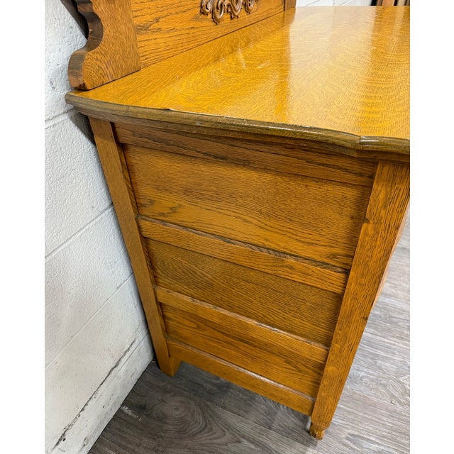 Early 20th Century Antique Victorian Tiger Oak Serpentine Dresser With Beveled Mirror For Sale - Image 5 of 17