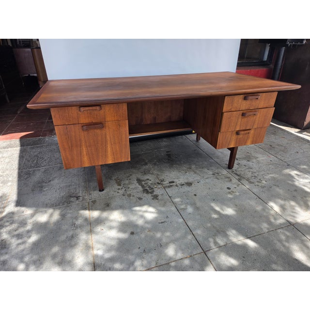A nice walnut 1960s Mid Century Desk. Three smaller drawers on right side the left has one drawer and a file drawer....
