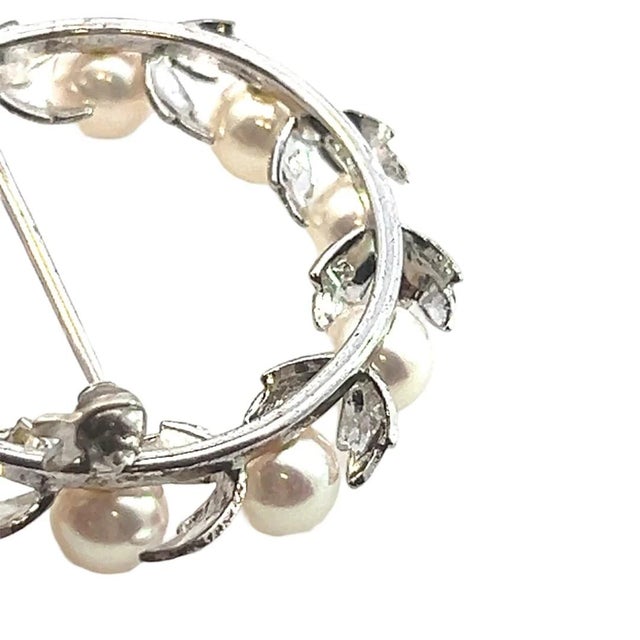 1990s Mikimoto Estate Akoya Pearl Wreath Brooch Pin 1.375" 5 mm Sterling Silver For Sale - Image 4 of 5