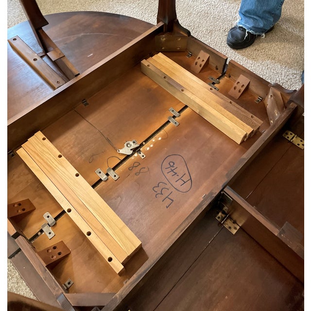 1990s Vintage Pennsylvania House Queen Anne Style Solid Cherry Dining