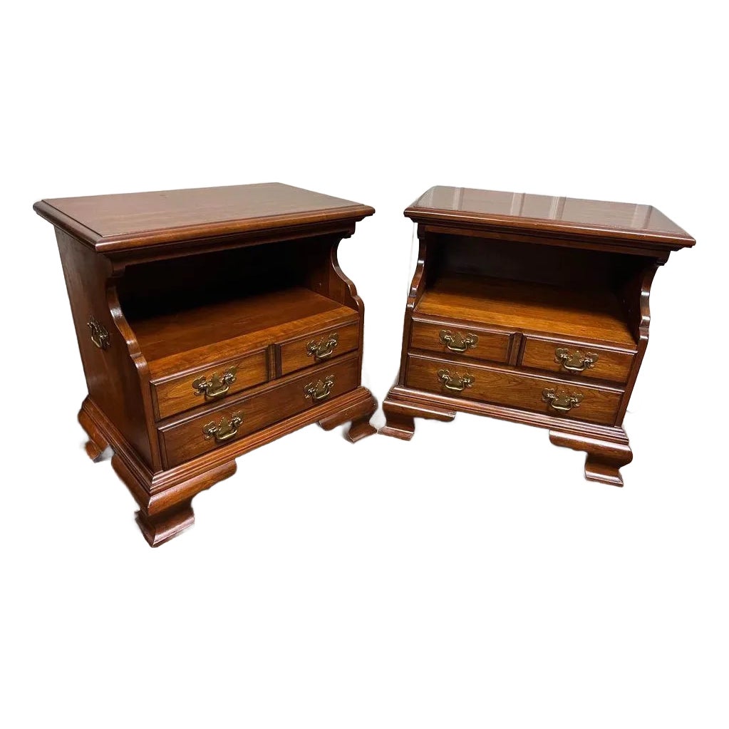 Pair of Pennsylvania House Chippendale Style Nightstands Bedside