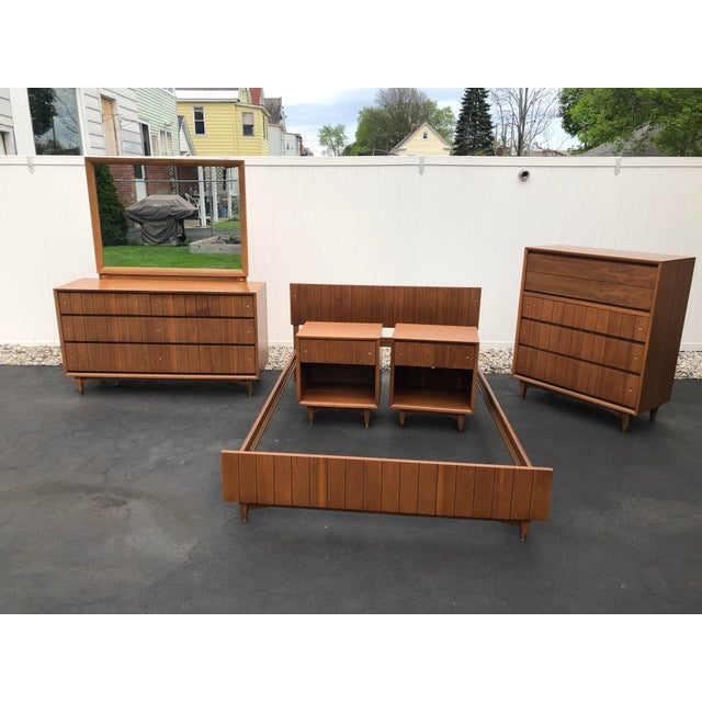 1960s Mid Century Modern Kroehler Dresser With Mirror Chairish