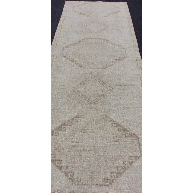 Grey and Cream Vintage Turkish Oushak Runner With Geometric Tribal Design For Sale In Atlanta - Image 6 of 12