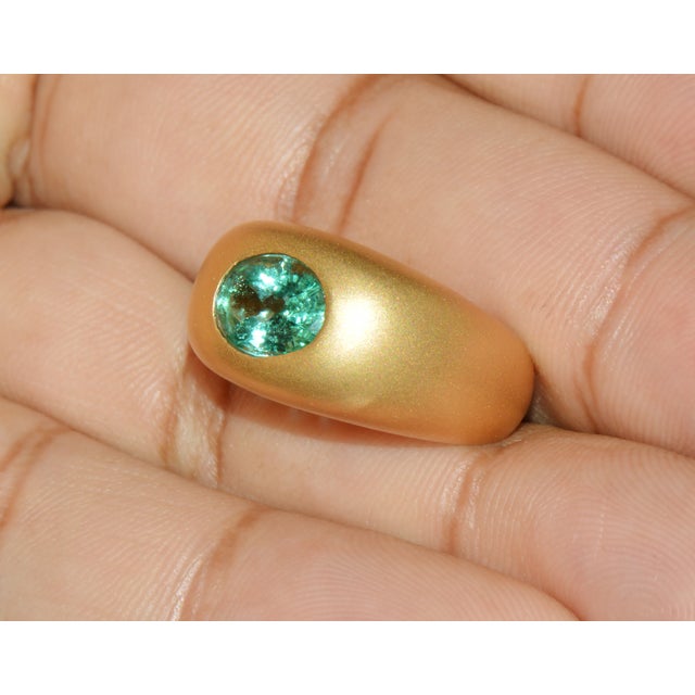 Contemporary Certified Natural 1.62cts Emerald Solid 18k 750 Gold Dome Signet Ring Band, Size 6.5 For Sale - Image 3 of 12