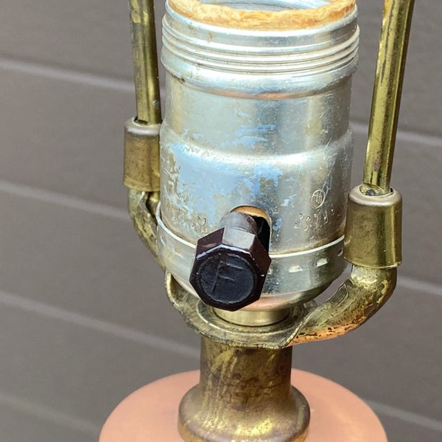 1950s Mid-Century Modern Ceramic Table Lamp in Salmon & Gold For Sale In Philadelphia - Image 6 of 13