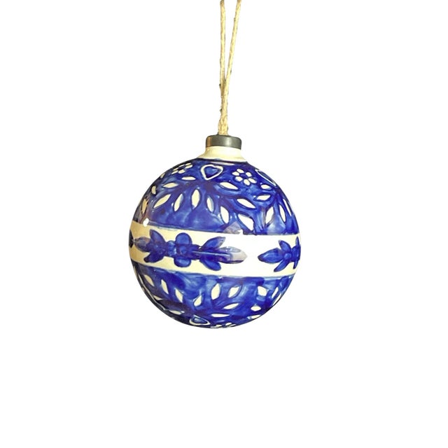 Beautiful vintage blue and white round ornaments. Each measures 4” round. Weighs approximately 1.5 pounds.