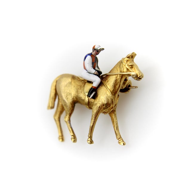 1900-1909 Edwardian 18k Gold Equestrian Jockey and Horse Enameled Brooch For Sale - Image 4 of 9