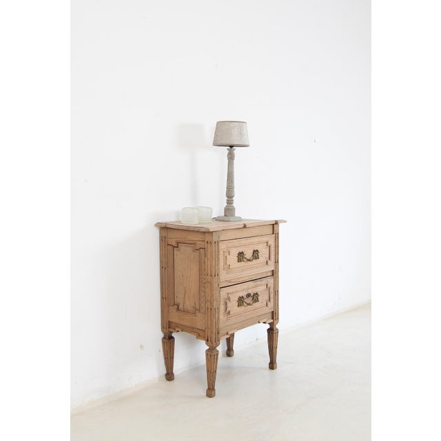 Small late 19th century Neoclassical chest of drawers in the Louis XVI style. Stripped oak. An elegant piece of furniture...