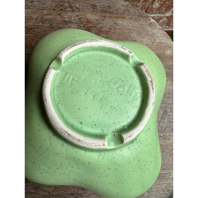 American 1950s Vintage Atomic Speckled Mint Green American Pottery Bowl Catchall For Sale - Image 3 of 5