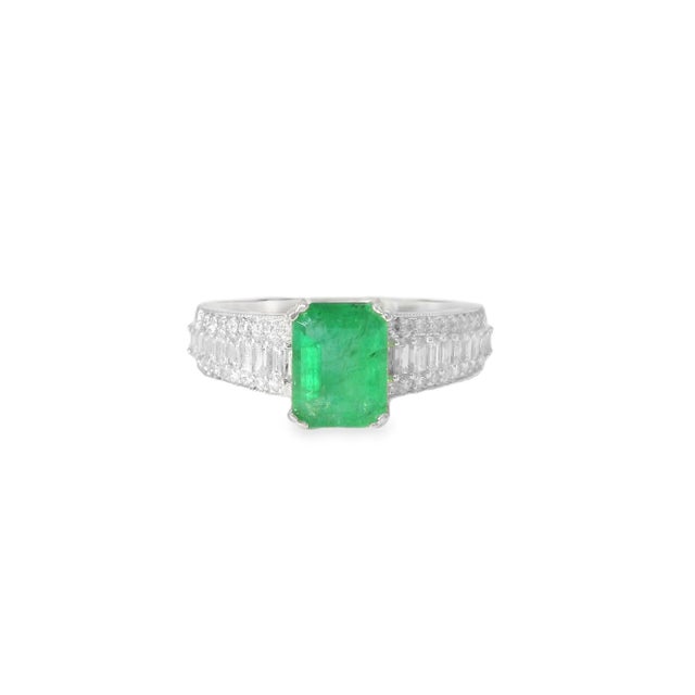 Art Deco Late 20th Century 14K White Gold Colombian Emerald Baguette Diamond Cocktail Ring, Size 7 For Sale - Image 3 of 3