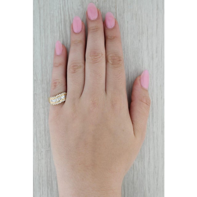 Metal 1.04ctw Baguette Diamond Ring 18k Yellow Gold Size 6.75 Contoured Band For Sale - Image 7 of 8