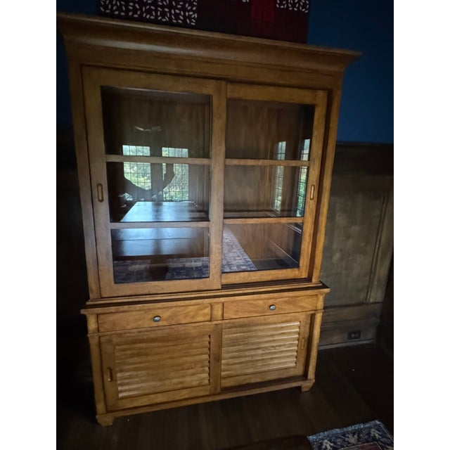 Ethan Allen Tango Sideboard & Hutch – 54.5″w, Glass Upper Cabinet & Louvered Base For Sale - Image 9 of 13