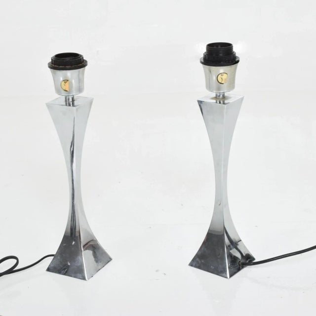 Midcentury Modern Sleek Pair of Italian Table Lamps in Chrome Plated Steel. Pyramid Piramide Design. Made in Italy, circa...