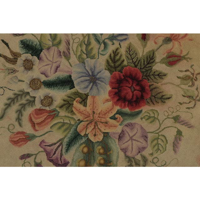 Antique Circle Hooked Rug With Central Floral Design in Multicolor - Rug & Kilim For Sale In New York - Image 6 of 7