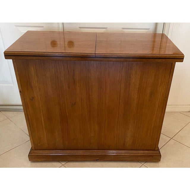 Traditional Thomasville Walnut & Walnut Burl Mobile Flip-Top Server Buffet For Sale - Image 3 of 13