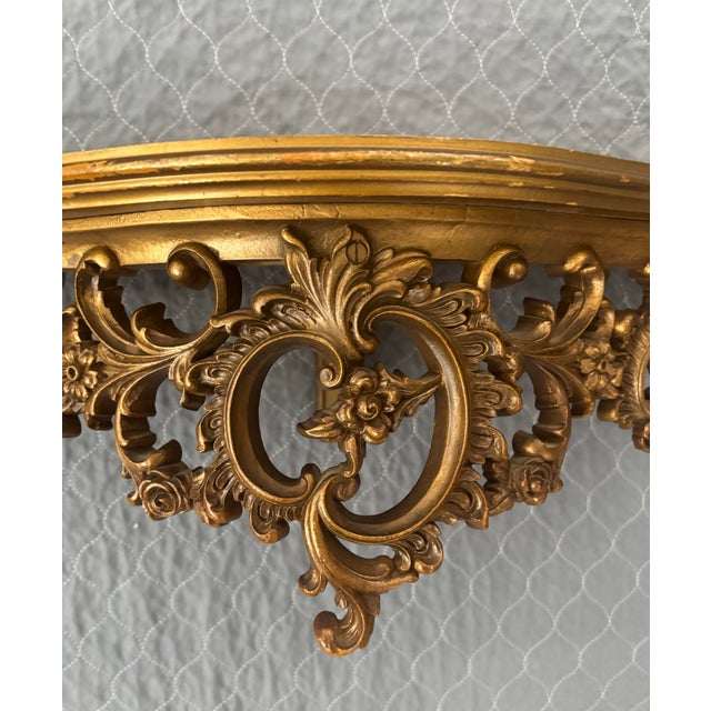 A lovely vintage Syrocco wood wall shelf in excellent condition. Beautifully-shaped and ornately-decorated with a swirling...