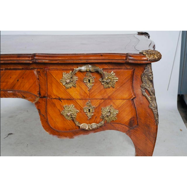 French Provincial 19th-Century French Louis XV Kingwood Bureau Plat With Leather Top and Bronze Mounts For Sale - Image 3 of 11