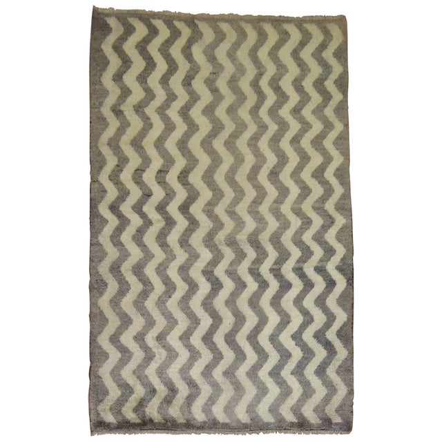 Turkish Tulu rug in grey and ivory with chevron design. 4'6'' x 6'10''