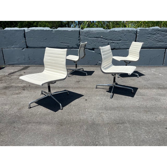 One Eames Aluminum Group Side Chair Vicenza Leather Cream Herman Miller 2015 For Sale - Image 11 of 11