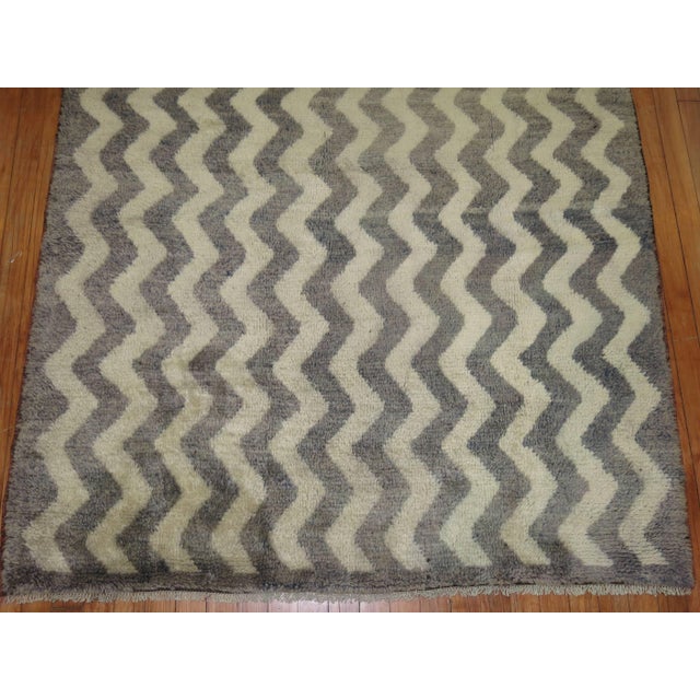 Late 20th Century Tulu Shag Gray and Ivory Shag Rug - 4'6" x 6'10" For Sale In New York - Image 6 of 6
