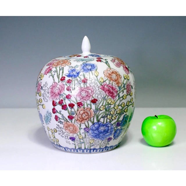 Chinoiserie Vintage Chinese Porcelain Ginger Jar One Thousand Flowers Design Over White Glaze For Sale - Image 3 of 9