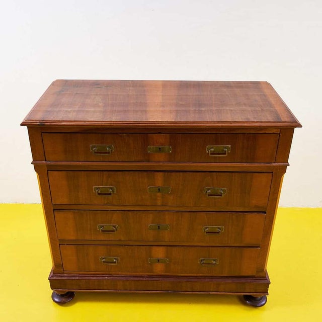 Discover this refined solid wood chest of drawers, a flawless design piece ideal for any space. With an elegant finish...