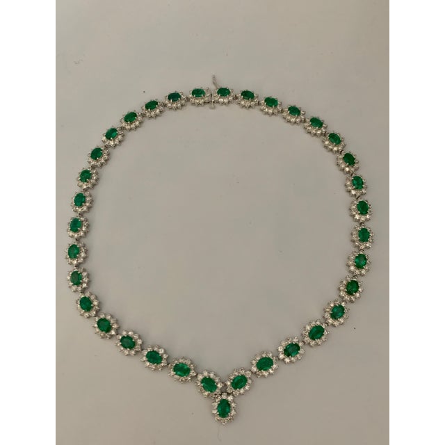 30 Carat Oval Shape Natural Emerald & 23 Carat Diamond Necklace in 18 Karat Gold For Sale - Image 11 of 18