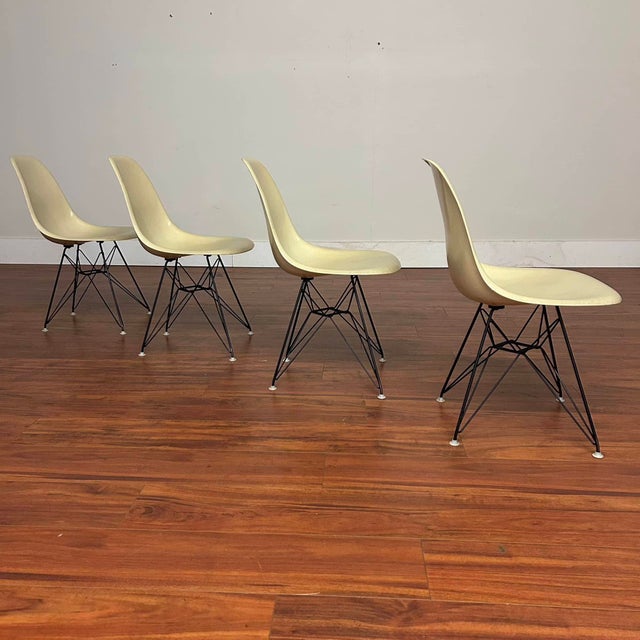 Herman Miller Eames Vintage Dsr Fiberglass Dining Chairs Set of 4 For Sale - Image 4 of 12