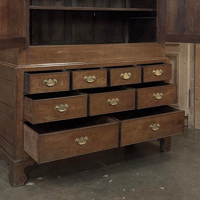 18th Century Georgian Period English Oak Linen Press For Sale - Image 17 of 18