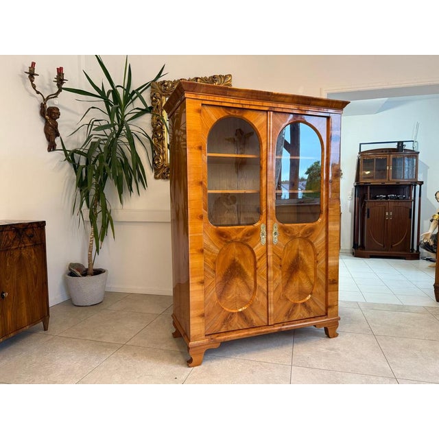 Biedermeier Display Cabinet in Walnut For Sale - Image 5 of 18