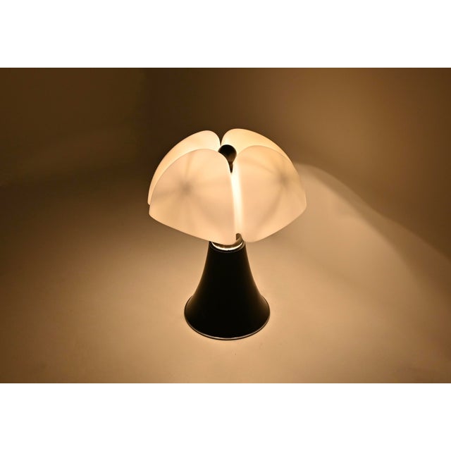 Black metal and plastic lamp from the 60s designed by Gae Aulenti. Height adjustable min: 70cm max: 90cm Stamped under the...