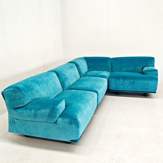 Fiandra Corner Modular Sofa in Blue Velvet by Vico Magistretti for Cassina, 1980s, Set of 4 For Sale - Image 13 of 18